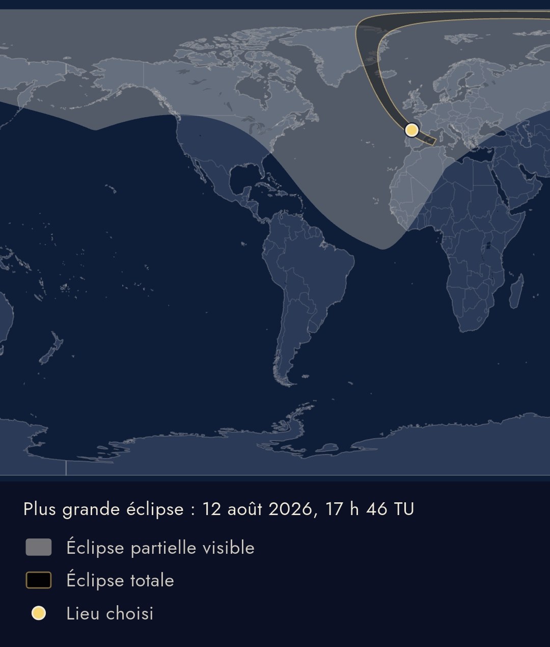 Carte du monde pour l'éclipse du 12 août 2026. Une immense zone gris clair couvre l'Atlantique nord, le Groenland, une partie de l'Amérique du Nord, l'Europe de l'Ouest et le Sahara : c'est la région atteinte par la pénombre. À l'intérieur, un mince ruban sombre cerné d'or descend du Groenland vers l'Espagne : la région atteinte par l'ombre.