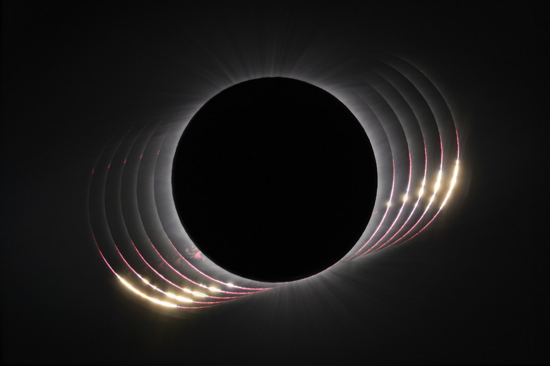 Composite d'une éclipse totale : plusieurs arcs concentriques entourent le disque lunaire noir, chacun correspondant à un instant différent. Sur ces arcs, des points brillants dorés de tailles inégales, et un liseré rose continu, la chromosphère.