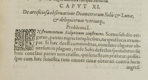 Le chapitre XI des Paralipomènes, où la campagne commence : « Instrumentum Eclipticum construere », construire l'instrument à éclipses — la « scène » de toiles noires à dresser en plein air. Kepler, Ad Vitellionem paralipomena, Francfort, 1604. Exemplaire de la Bibliothèque royale du Danemark, via archive.org (domaine public).
