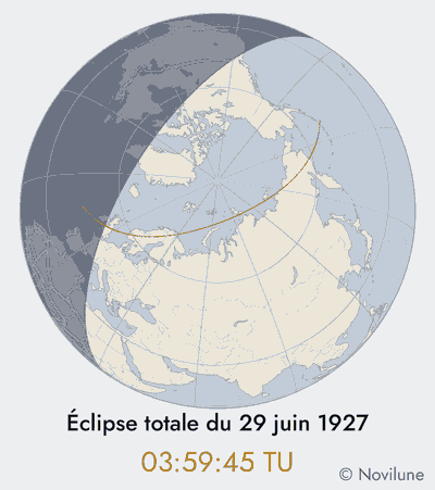 La course de l'ombre le 29 juin 1927, calculée et dessinée par Novilune. Le globe est immobile, cadré pour contenir la course entière — d'où cette vue plongeante sur les hautes latitudes. La tache sombre est l'ombre vraie, là où l'éclipse est totale. La zone grise, bien plus large, est la pénombre, où elle n'est que partielle. Le trait doré est la ligne centrale : plein derrière l'ombre, pointillé devant elle. L'ombre aborde le globe par l'Angleterre peu après 5 h 20 TU, puis file vers la Laponie, l'océan Arctique et la Sibérie, qu'elle quitte à 7 h 20. Les vingt-trois secondes de Barden Fell tiennent dans les toutes premières minutes de cette course de deux heures.